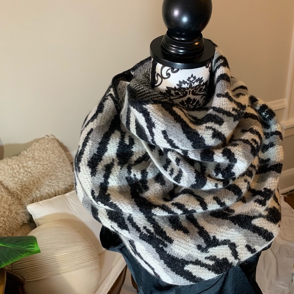 DVF Infinity Scarf - Picture 7 of 10
